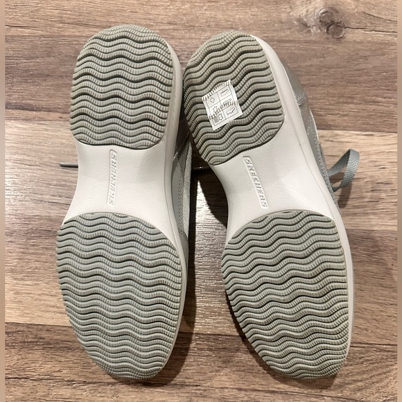 Size 7.5 Sketchers NWOT - Picture 2 of 4